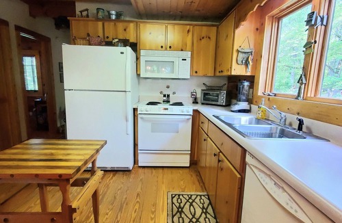 Eatonton House | Lake Sinclair Log Cabin with Private Beach