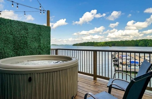 Dandridge House | Lake Therapy @Smoky Mtn Lakeside