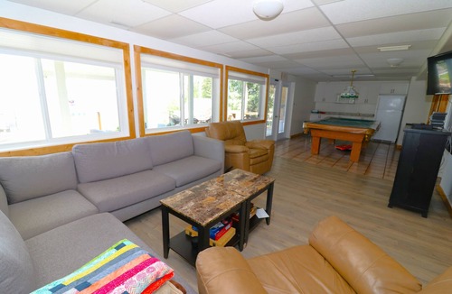 Fallis House | Lakefront 1/2 acre Wabamun 5 bed 2 bath cabin