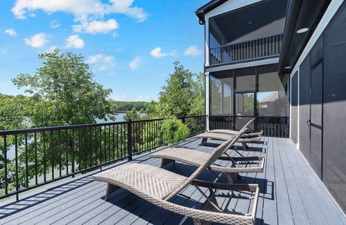 Winchester House | Lakefront Farmhouse | 14 Guests | Tims Ford Lake