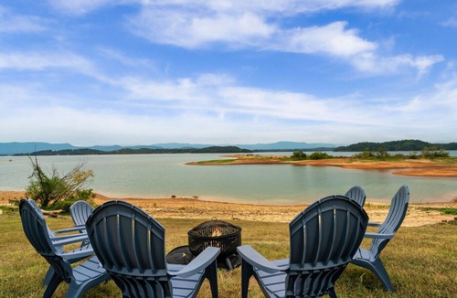 Dandridge House | Lakefront Oasis- Steps to Water- Private Boat Ramp