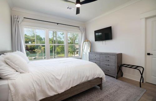 Dadeville House | Lakefront Retreat Dock, Kayaks, Fire Pit, EV Charging
