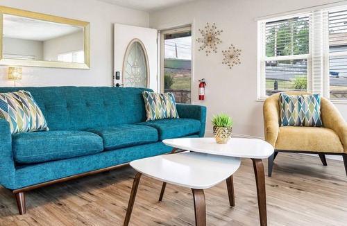 Dandridge Cottage | Lakeside Cottage - Lake View / Mountain View / WiFi / Fireplace / Hot Tub