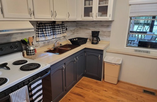 Guntersville Cottage | Lakeside Cottage on Lake Guntersville. No Pets and non smoking rental.