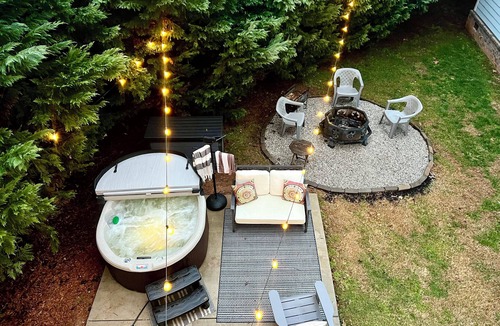 Winchester House | Lakeside Laurel - Hot tub Firepit Walk to Lake