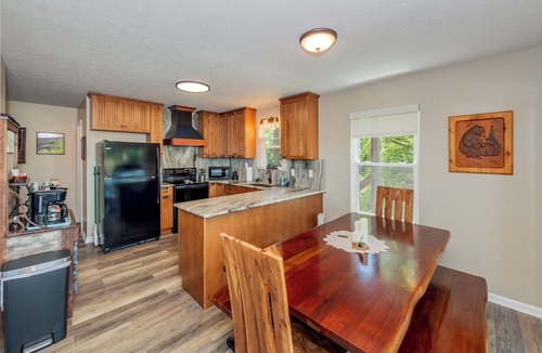 Sevierville House | Lakeside Point on Douglas Lake. Year-Round Water Views/Dock/Hot Tub/Game Room