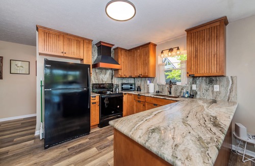 Sevierville House | Lakeside Point on Douglas Lake. Year-Round Water Views/Dock/Hot Tub/Game Room