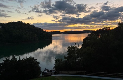 Sevierville House | Lakeside Point on Douglas Lk Dock Hot Tub Retreat