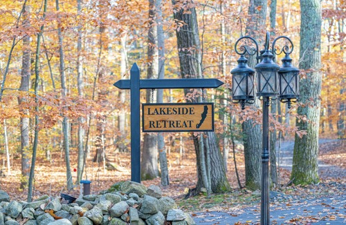 Fort Ann House | Lakeside Retreat- Family and Pet Friendly