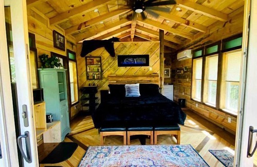 Jackson Cabin | Lakeside Treehouse Rental with Hot Tub for Georgia Glamping