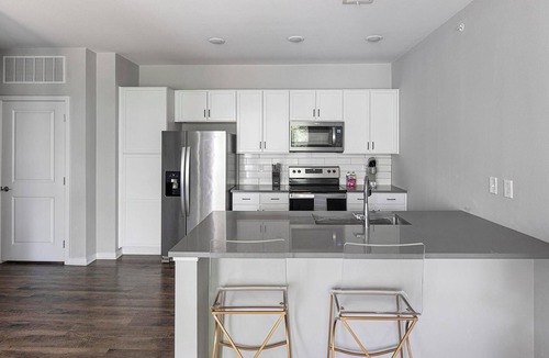 Madison Apartment | Landing | Amazing 1BD, Pool, Gym