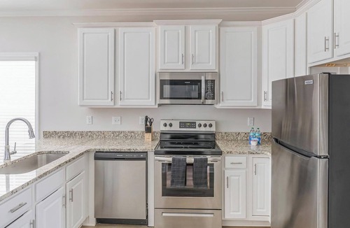Huntsville Apartment | Landing | Amazing 1BD, Courtyard, Gym