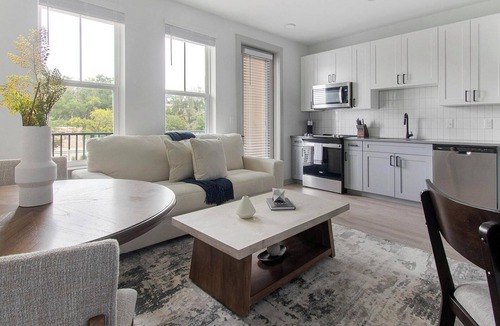 Springfield Apartment | Landing | Beautiful Studio, Game Room, Gym