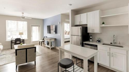 Belle Mina Apartment | Landing Chic 1BD Clubhouse Courtyard
