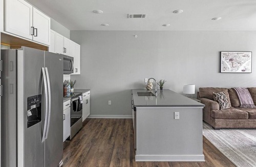 Madison Apartment | Landing | Chic 1BD, Pool, Gym