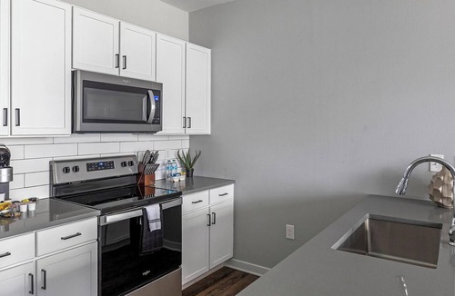 Madison Apartment | Landing | Chic 1BD, Pool, Gym