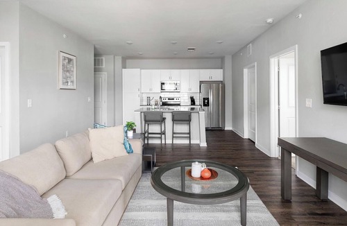 Madison Apartment | Landing | Chic 2BD, Pool, Gym