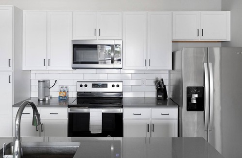 Madison Apartment | Landing | Chic 2BD, Pool, Gym