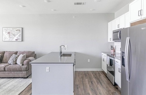 Madison Apartment | Landing | Modern 1BD, Pool, Gym
