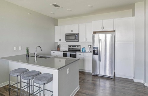 Madison Apartment | Landing | Modern 1BD, Pool, Gym