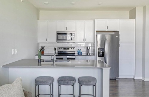 Madison Apartment | Landing | Modern 1BD, Pool, Gym