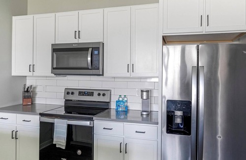 Madison Apartment | Landing | Modern 1BD, Pool, Gym