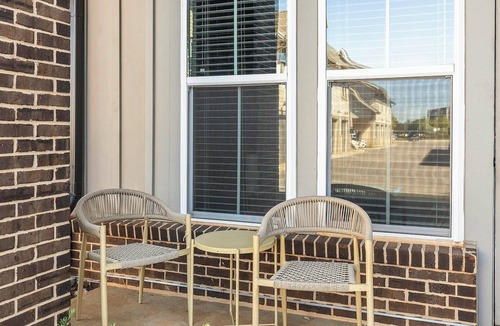 Madison Apartment | Landing | Modern 1BD, Pool, Gym