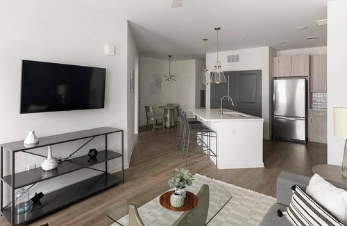 Madison Apartment | Landing | Modern 2BD, Gym, Clubhouse