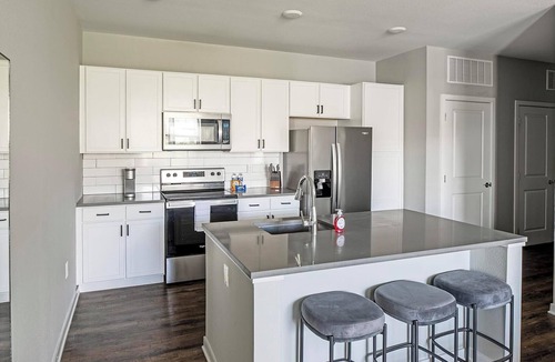 Madison Apartment | Landing | Modern 2BD, Pool, Gym
