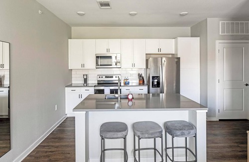 Madison Apartment | Landing | Modern 2BD, Pool, Gym