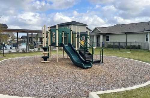 Waller Apartment | Landing | Modern 3BD, Pool, Gym