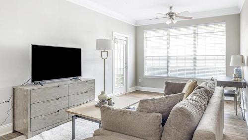 McDonough Apartment | Landing Modern Apartment with Amazing Amenities (ID6915X18)