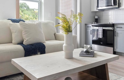 Springfield Apartment | Landing | Modern Studio, Gym, Pool