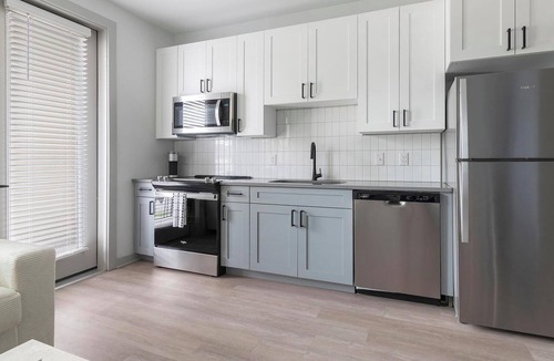 Springfield Apartment | Landing | Modern Studio, Gym, Pool