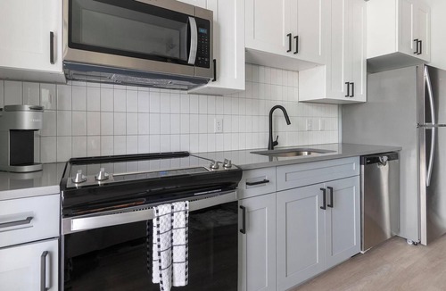 Springfield Apartment | Landing | Modern Studio, Gym, Pool
