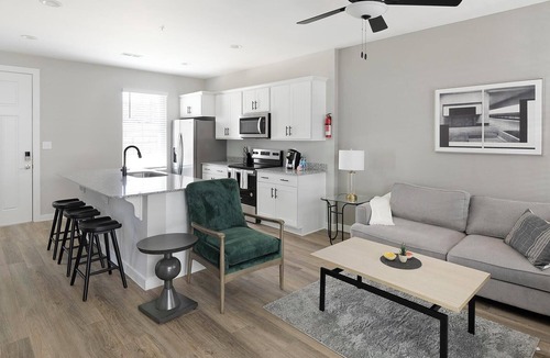 Madison Apartment | Landing | Spectacular 2BD, Gym, Courtyard