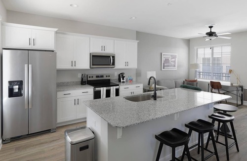 Madison Apartment | Landing | Spectacular 2BD, Gym, Courtyard