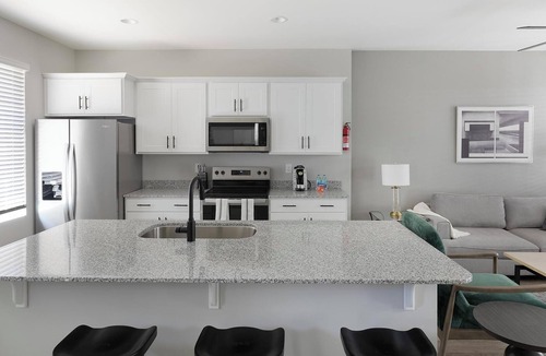 Madison Apartment | Landing | Spectacular 2BD, Gym, Courtyard