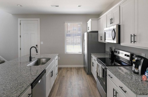 Madison Apartment | Landing | Spectacular 2BD, Gym, Courtyard