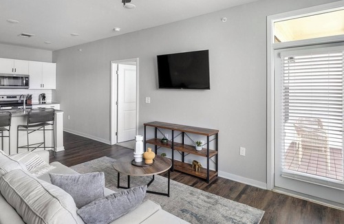 Madison Apartment | Landing | Spectacular 2BD, Pool, Gym