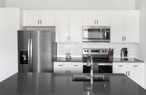 Madison Apartment | Landing | Spectacular 2BD, Pool, Gym