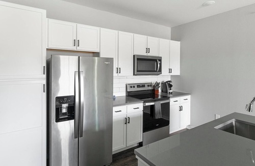 Madison Apartment | Landing | Spectacular 2BD, Pool, Gym