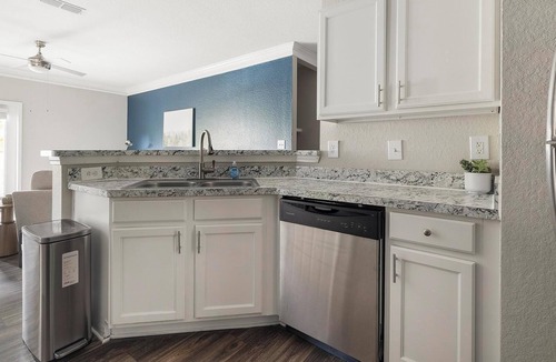 Stockbridge Apartment | Landing | Spectacular 2BD, Tennis Court, Clubhouse