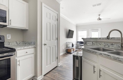 Stockbridge Apartment | Landing | Spectacular 2BD, Tennis Court, Clubhouse