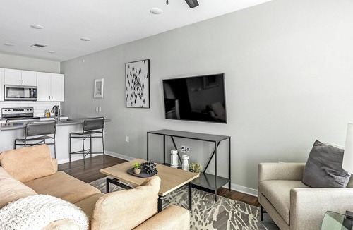 Madison Apartment | Landing | Stunning 1BD, Gym, Pool