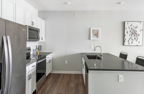 Madison Apartment | Landing | Stunning 1BD, Gym, Pool