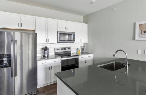 Madison Apartment | Landing | Stunning 1BD, Gym, Pool