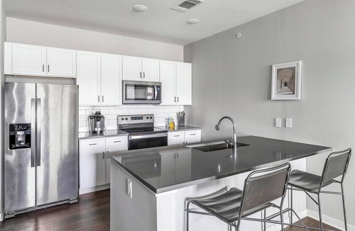 Madison Apartment | Landing | Stunning 1BD, Gym, Pool
