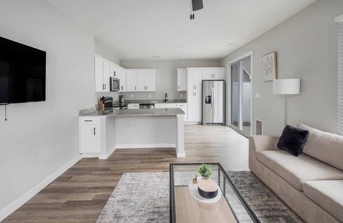 Madison Apartment | Landing | Stunning 1BD, Gym, Courtyard