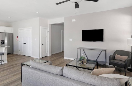 Madison Apartment | Landing | Stunning 2BD, Gym, Courtyard